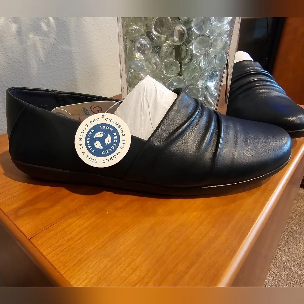 Baretraps Navy Piper Slip-On Flats Size 7.5W